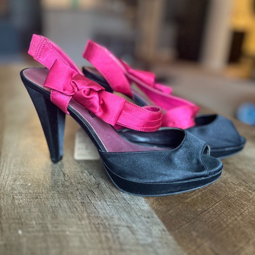 🎉 Sale 🎉 American Eagle pink bow, black heels size 8
